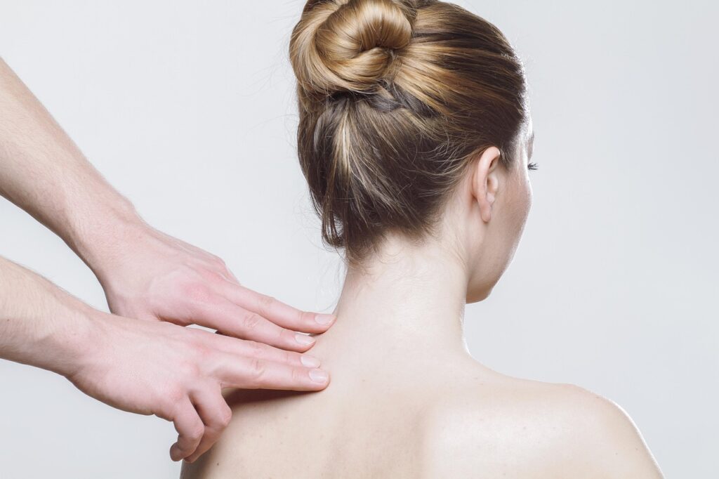 Dorntherapie, Wirbelsäule ausrichten, Beckenschiefstand, Rückenschmerzen, manuelle Therapie, sanfte Wirbelkorrektur, Dorntherapie Lachen